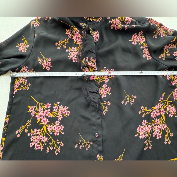 Who What Wear Black Floral Ruffle Long Sleeve Button Up Blouse Size Small - Picture 5 of 11